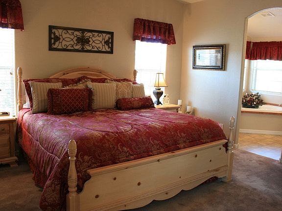 Large Master Bedroom woth Big Walk-In Closet