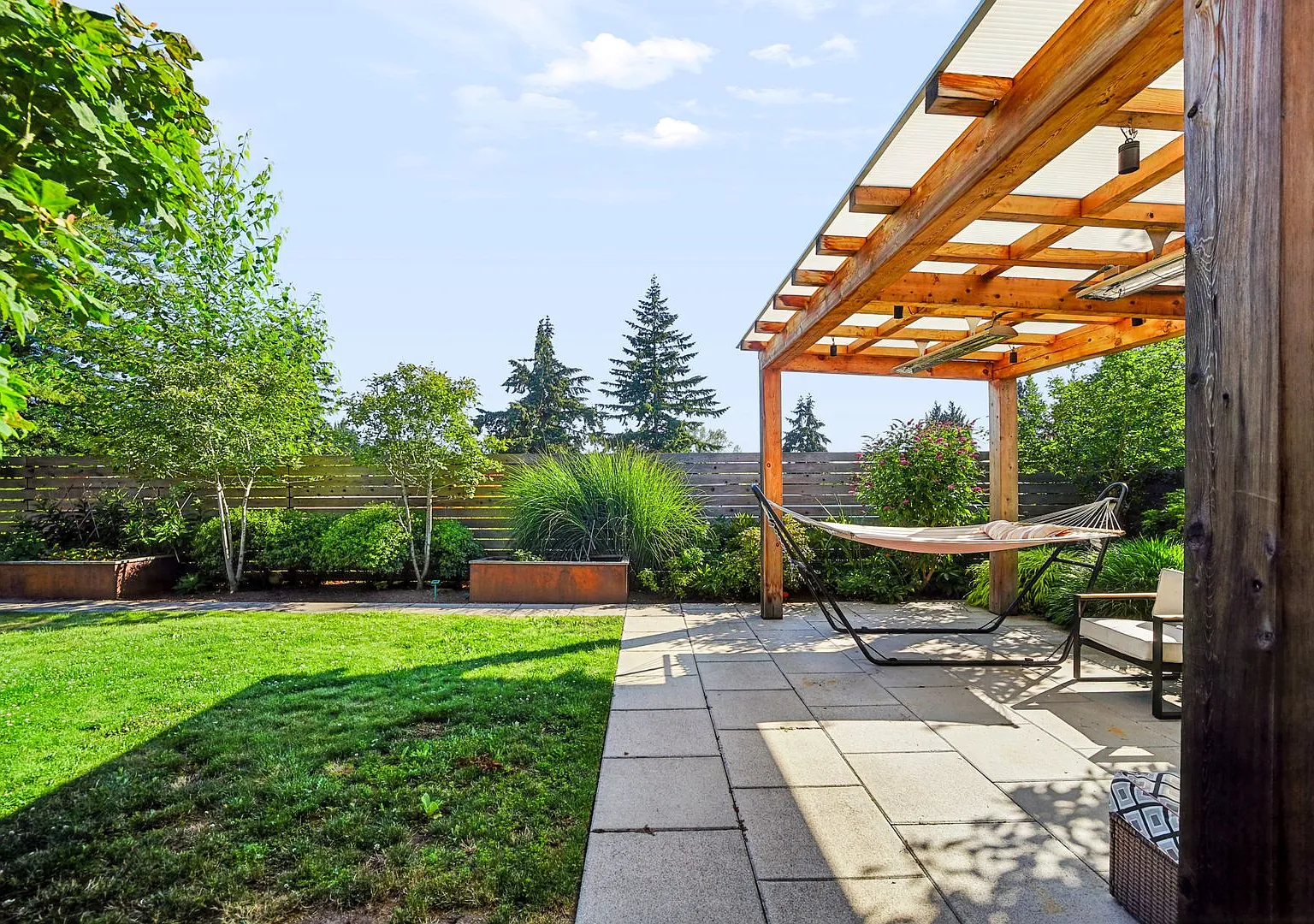 Midcentury Home In Hawthorne Hills-Quiet Neighborhood with Scenic views Minutes from UW — Photo 1