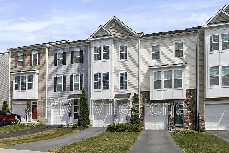 3 bed, 2.5 bath, 2024 sqft, $1,830 — Photo 3