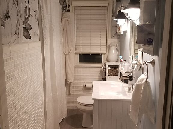 3rd image of 1465 Burlington Dr