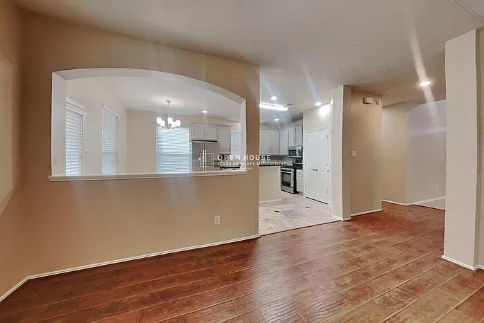 3 bed, 2.5 bath, 2254 sqft, $2,300 — Photo 4