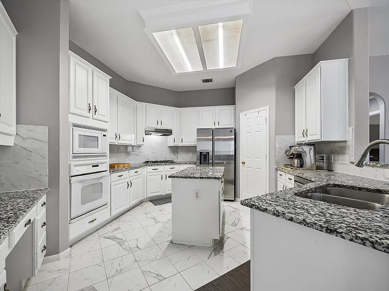 5918 Amherst Ct — Photo 10