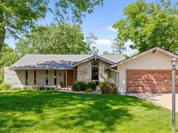 9010 W 104th Ter, Overland Park, KS 66212