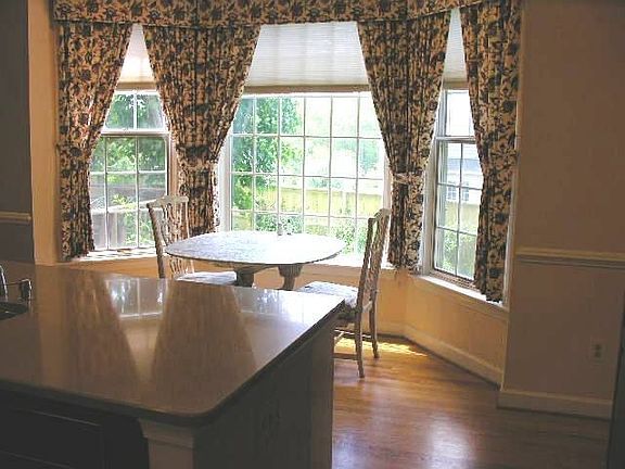 Kitchen dining area