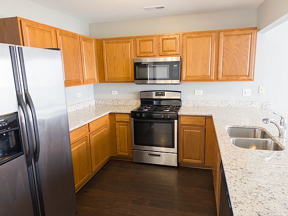 4th image of 946 Symphony Dr
