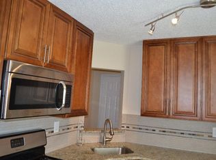 21 Farnham Sq, Parlin, NJ 08859