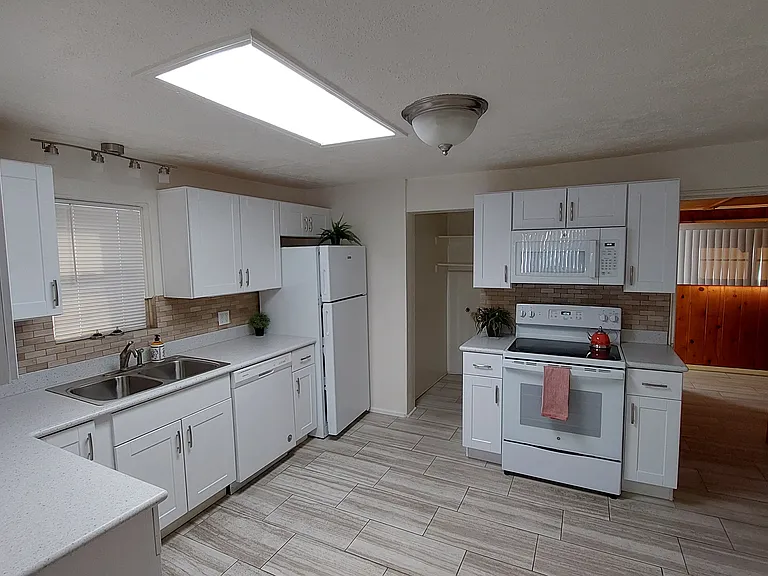 1032 E Glenn St — Photo 18