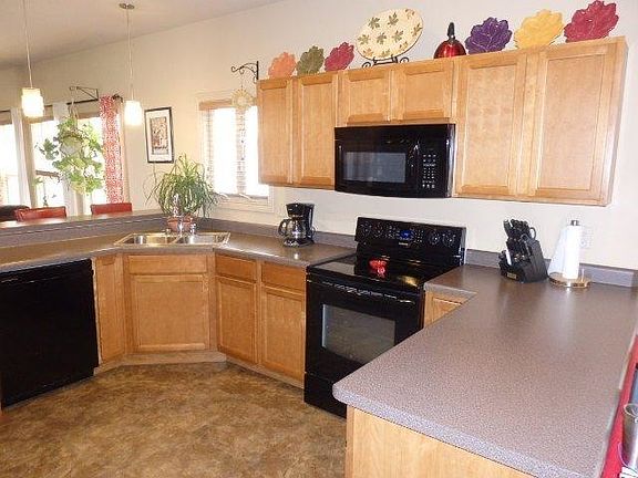 Spacious kitchen, appliances stay