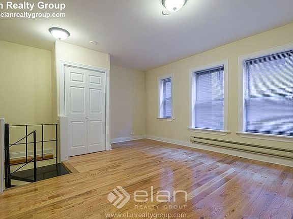 4th image of 817 W Cornelia 105 #105