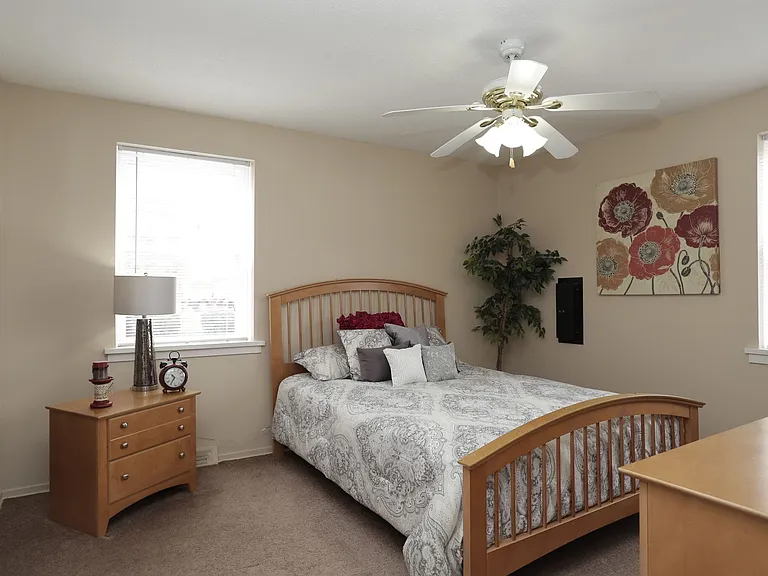 Ellacott Parkway Apartments — Photo 8