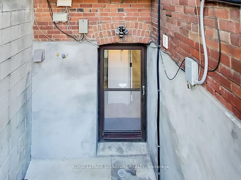 896 Bathurst St #BASEMENT — Photo 33