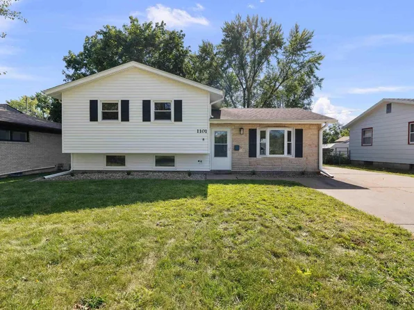 1101 Hawthorne Dr, Bettendorf, IA 52722