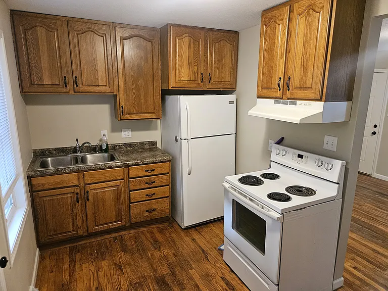 1228 E 37th Ct — Photo 4