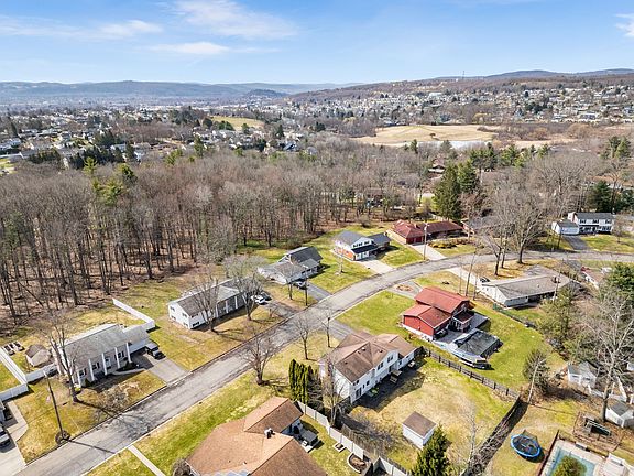 4th image of 917 Forest Rd