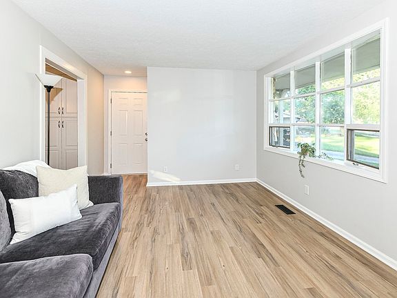 4th image of 102 Northwood Dr