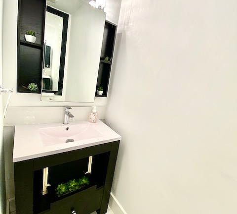 5th image of 3511 Estepona Ave