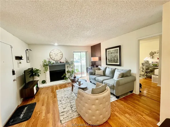 1901 Holleman Dr W APT 301, College Station, TX 77840