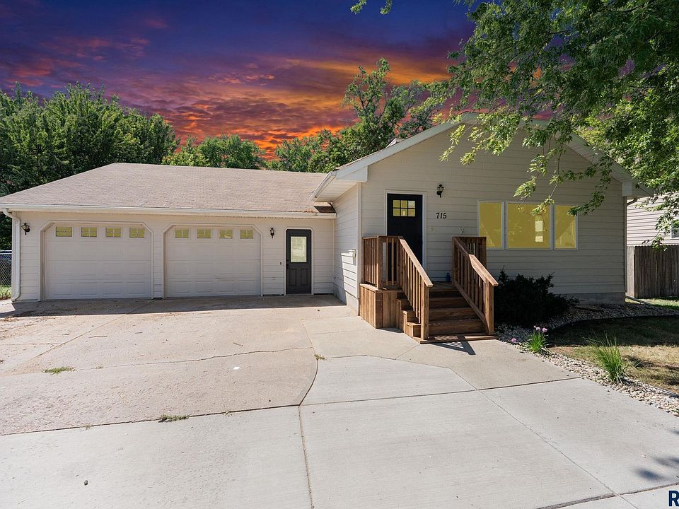 1st image of 715 E 6th St