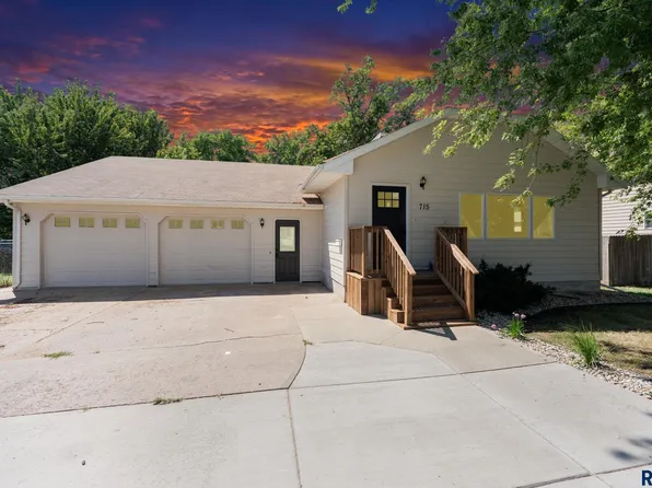 715 E 6th St, Dell Rapids, SD 57022