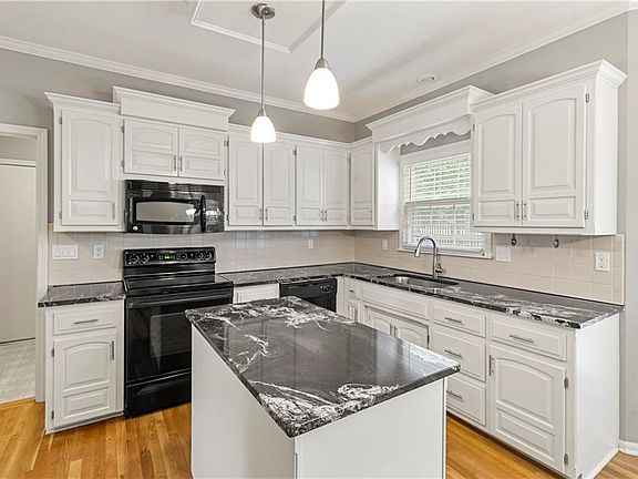 3rd image of 12904 Garnett Ln
