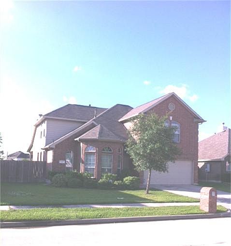 1st image of 215 Boxwood Dr