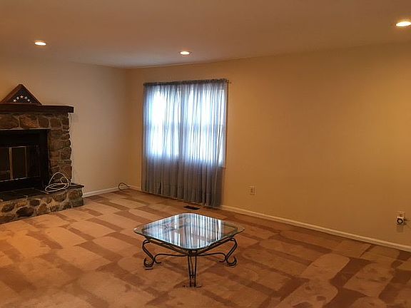 4th image of 1077 Bell St