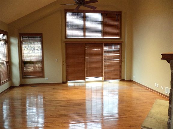 3rd image of 24 Lakebreeze Ct