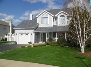 131 Paris Ct, West Islip, NY 11795