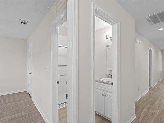 4th image of 15 Summit Commons Court