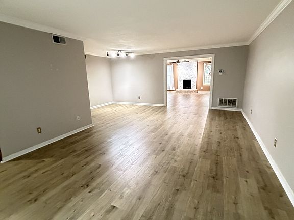 2nd image of 1425 E 52nd St
