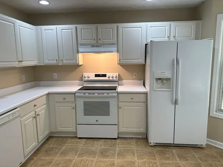 185 Weatherstone Dr — Photo 2