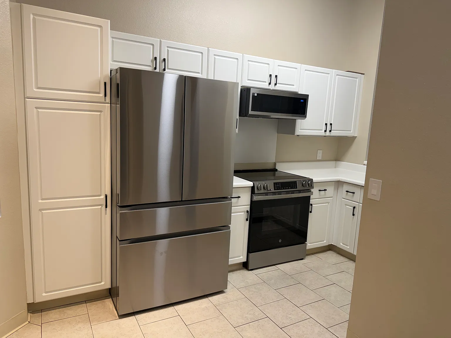 2 bed, 875 sqft, $3,100 — Photo 3