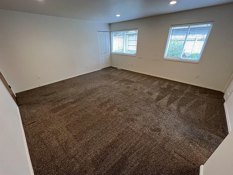 103 E Grand St — Photo 32