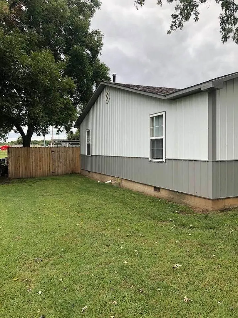 Completely Remodeled 3 Bedroom 1 Bath House-New privacy fence!! — Photo 4