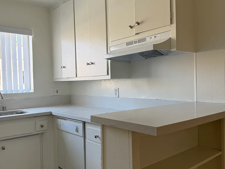 17830 Magnolia Blvd #5 — Photo 4