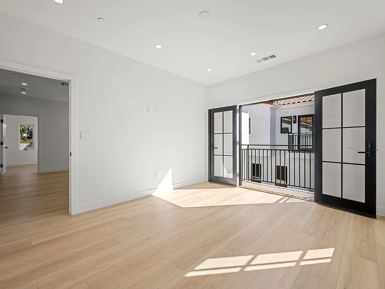 439 N Sierra Bonita — Photo 13