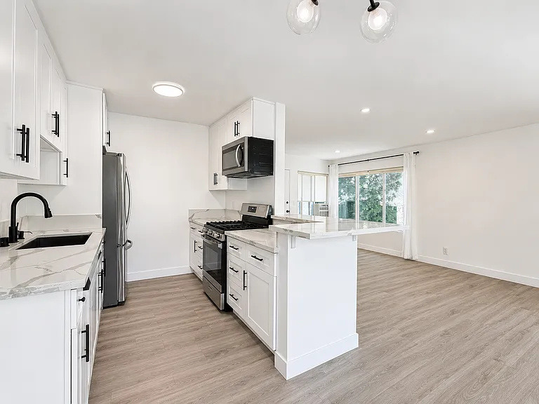 1326 Wellesley Ave — Photo 13