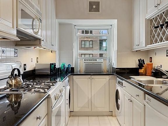 4th image of 931 Lexington Ave #9B