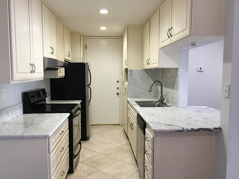 612 S Barrington Ave — Photo 17