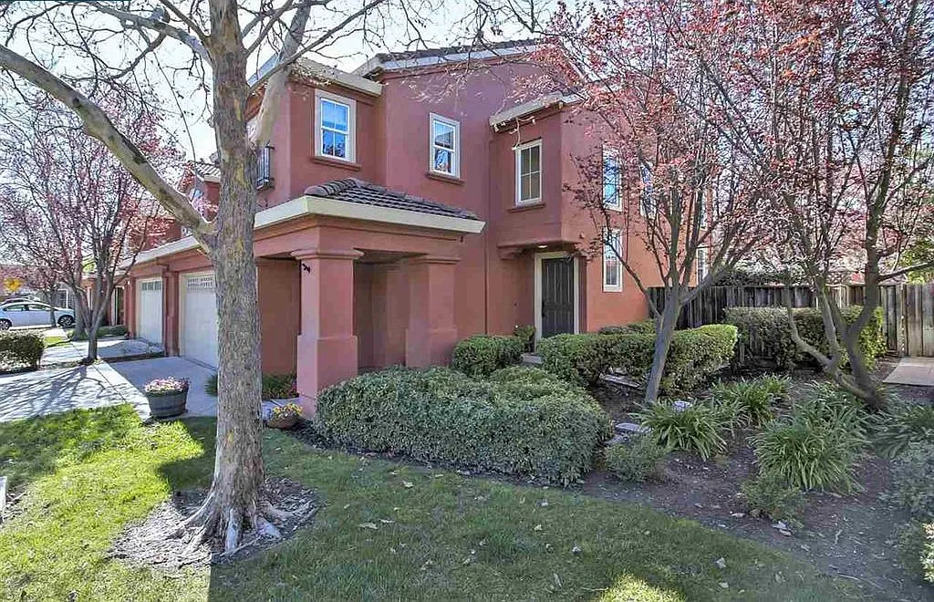 3 bed, 2.5 bath, 1488 sqft, $4,100 — Photo 2