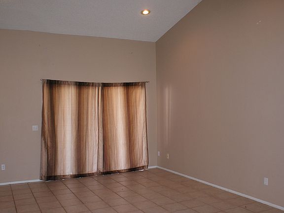 5th image of 823 Carrigan Ave
