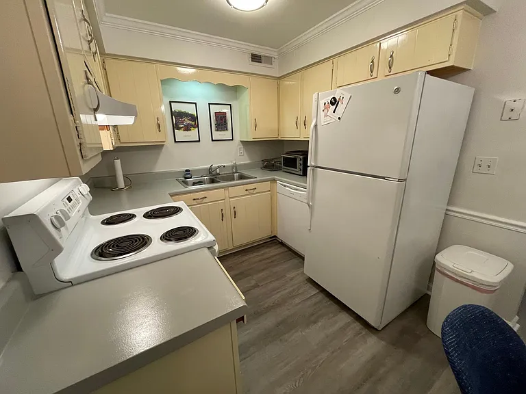 2121 Fairfax Ave #18 — Photo 3