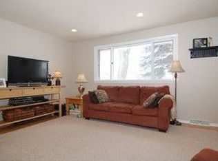 180 Magnolia Ln, Lindenhurst, IL 60046