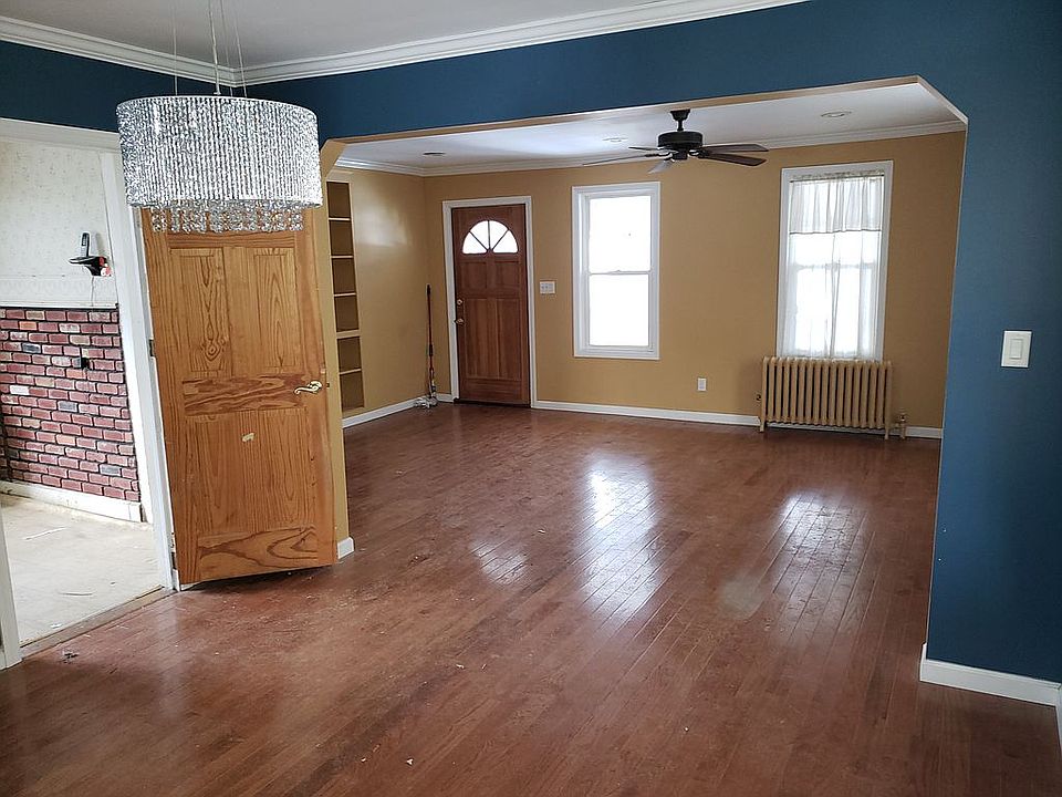 2nd image of 1011 West Broadway