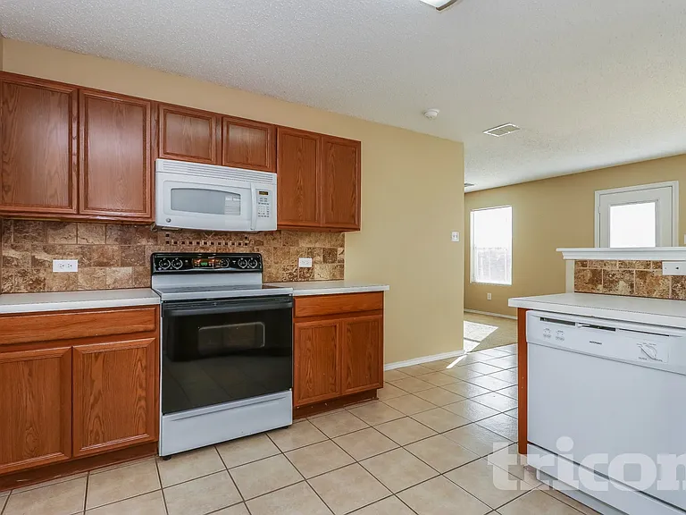 4865 Waterford Dr — Photo 6