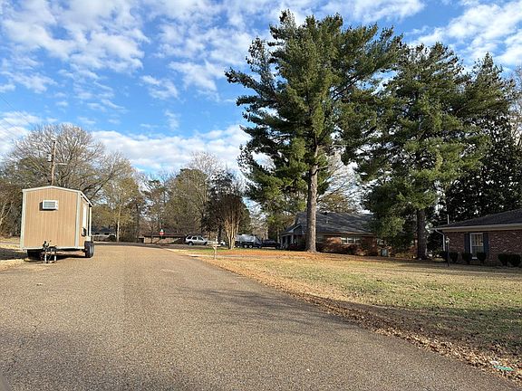 4th image of 20 Greenway Dr