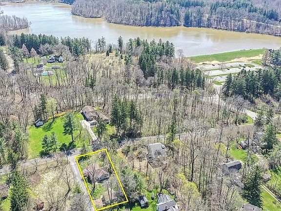 2nd image of 835 Bellus Rd