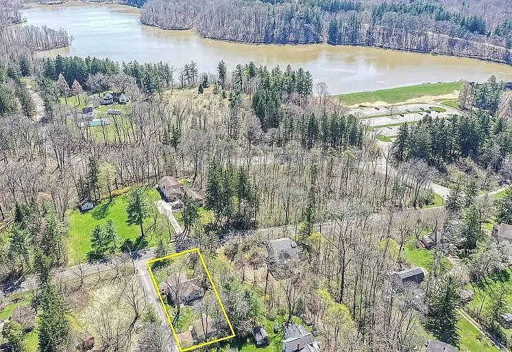 835 Bellus Rd — Photo 2