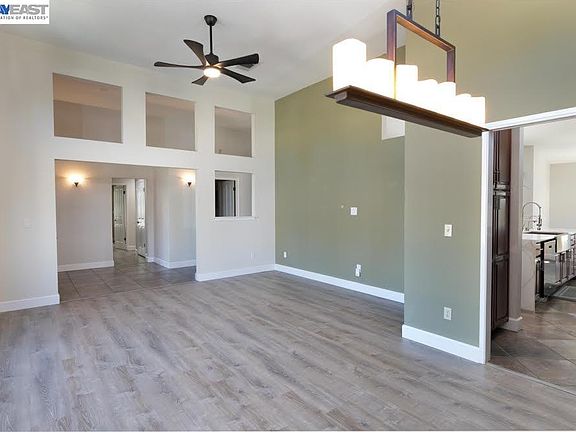 4th image of 406 Stanford St