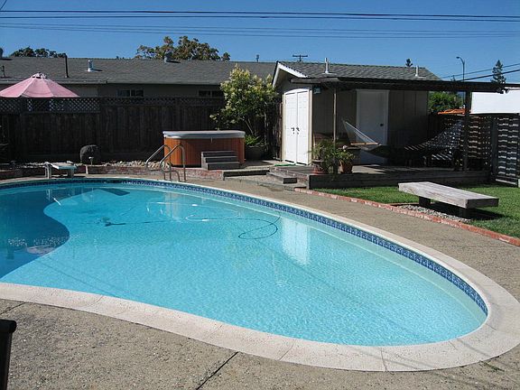 Pool and bathroom in the backyard